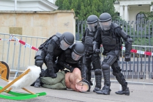 Přímá akce mezinárodního kolektivu před Velvyslanectvím Ruské federace v Praze, foto: D.A.T.